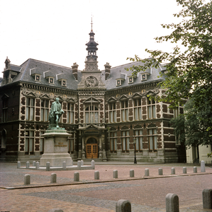 849377 Gezicht op het Academiegebouw (Domplein 29) te Utrecht.